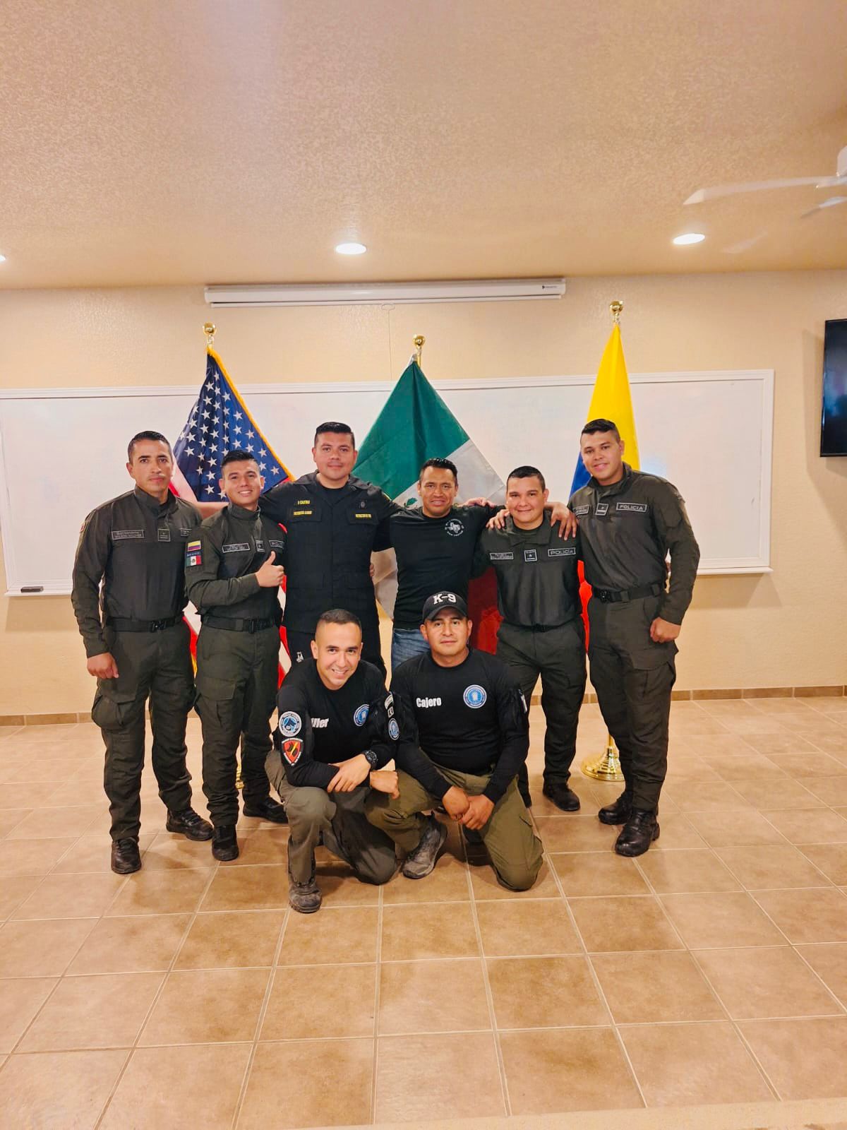 Equipo de Seguridad K9 junto a banderas internacionales
